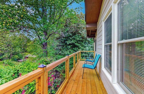 Lake Junaluska House | Experience 'Sunny Retreat' in Lake Junaluska - Cozy Sunroom, Pool, Trails, More