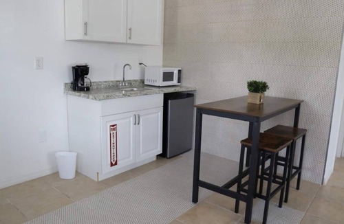 Carver City - Lincoln Gardens Apartment | Experience the passion of hospitality, cleaning, and good location!