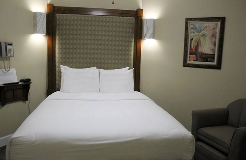 Florida Central Atlantic Coast House | Experience Theme Park Magic in our Homey Orlando Studio - Pool and BBQ