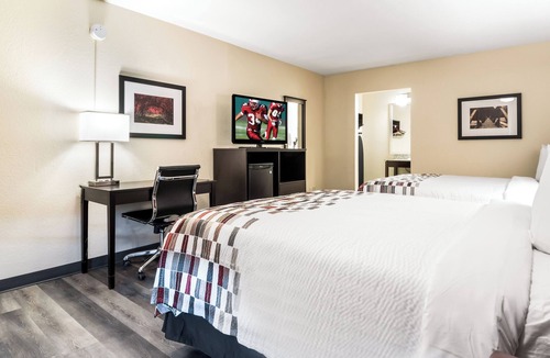 Dandridge Hotel | Explore East TN! 2 Relaxing Rooms w/2 Queen Beds Minutes From Forbidden Caverns