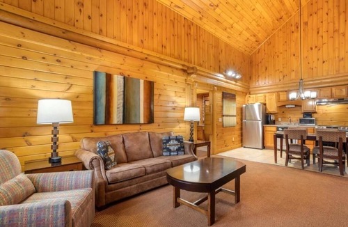 Pittman Center Hotel | Explore Gatlinburg: Spacious Suite Ideal for Families