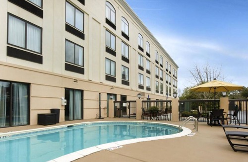 Savannah House | Explore Orlando Vineland Premium Outlets! 3 Comfortable Units, Free Parking