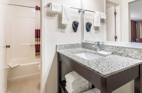 Dandridge Hotel | Explore TN: Affordable Room Near Patriot Park & SkyLand Ranch