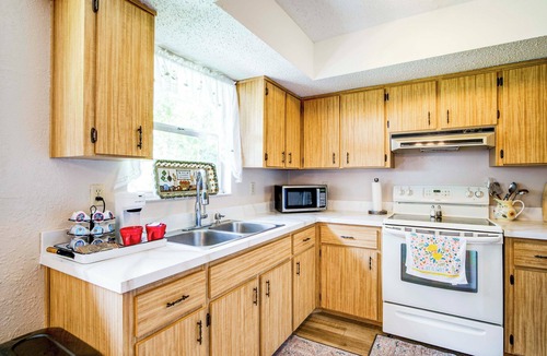 Brooksville House | Explore Weeki Wachee Springs: Pet-Friendly Home