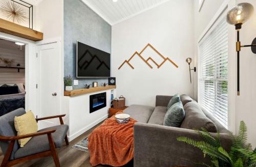 Tracy City House | Exquisite Cabin with Stunning Interior, Outdoor Deck and Hot-Tub in Tennessee