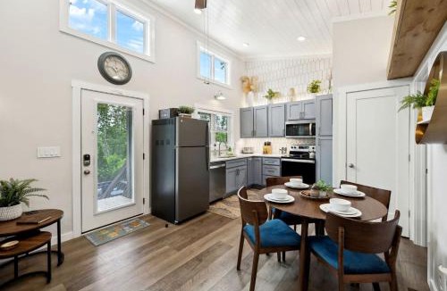 Tracy City House | Exquisite Cabin with Stunning Interior, Outdoor Deck and Hot-Tub in Tennessee