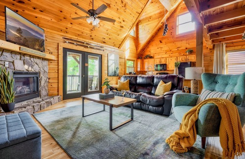 Gatlinburg Cabin | ☞Exquisite! 🌿Winter Sale ⛰Stunning Views ♨️HotTub 🎱PoolTable🕹Arcade