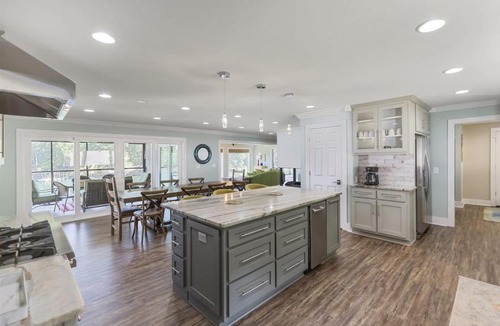 Seneca House | Extraordinary Lake Keowee Waterfront Home Close to Town