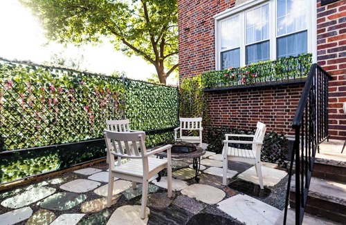 Queens Apartment | Fabulous 3-bedroom 3-bathroom! Parking! Main Street!