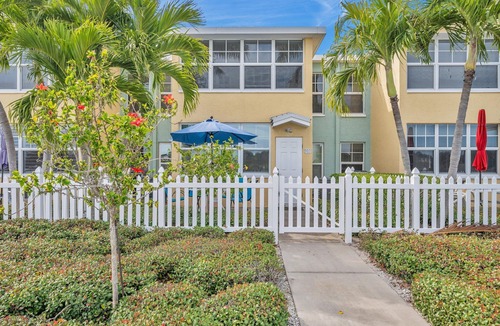 Indian Shores Condo | FABULOUS ! !DIRECT"WATERFRONT"1st FloornWalk to Beach! COZY King Bed