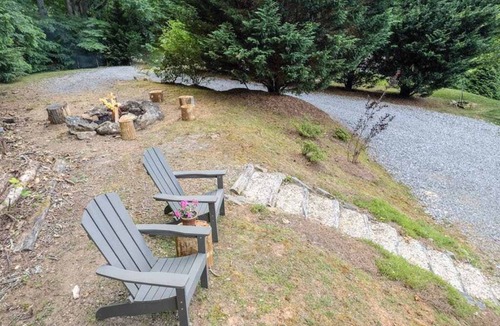 Asheville House | Fabulous escape with firepit, stylish interior & central AC - near hiking