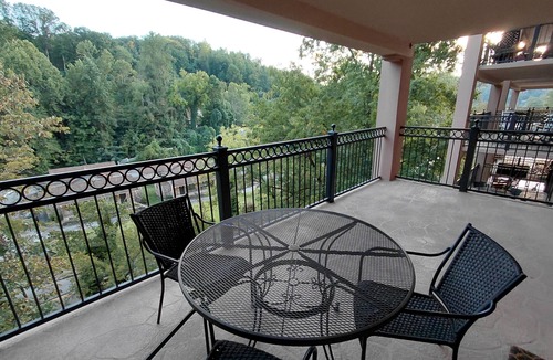 Gatlinburg Condo | Fabulous Large Riverfront Getaway with Spa and Fireplace in charming Gatlinburg