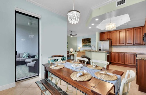 Royal Harbor Cottage | fabulous waterfront resort, 3 pools, lazy river, walk to 5th Ave!