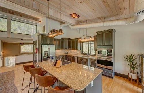 McCaysville Cabin | Falcons Nest- Dog Friendly, Steps Down to River, Fisherman's Paradise