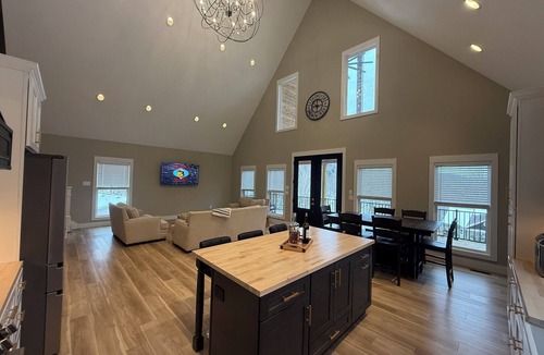 Andersonville House | Falcon’s Summit-Farmhouse chic- 4-bedroom Lakeview house at Norris Lake