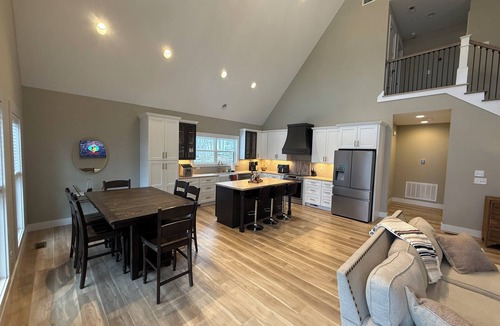 Andersonville House | Falcon’s Summit-Farmhouse chic- 4-bedroom Lakeview house at Norris Lake