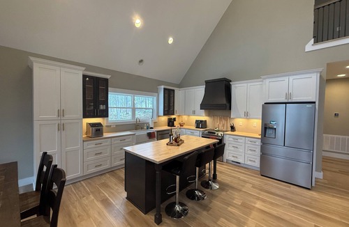 Andersonville House | Falcon’s Summit-Farmhouse chic- 4-bedroom Lakeview house at Norris Lake