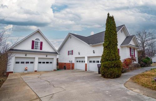 Bryant House | Fall Foliage Retreat: Hot Tub, Kayaks & Pond Deck