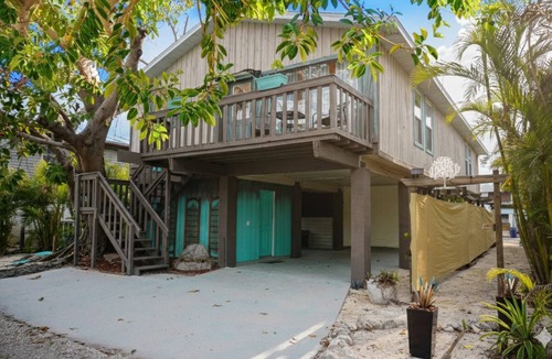 Bradenton Beach House | Fall Specials Available! Pet Friendly! Steps to white sandy beaches and the bay! Discounts applied for stays longer than 7 days and 30 days!
