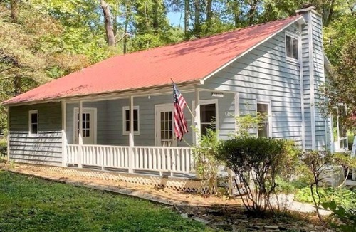 Ellijay Cottage | Falling Leaves & Creekside Dreams! Fireplace, Sunroom, 10 min to Ellijay!