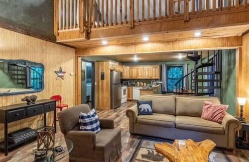 Andrews House | Falls Escape - Firepit, Starlink WiFi, Pets Welcome, Near Trails & Attractions
