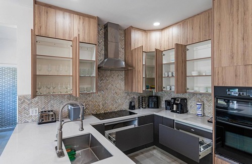 Hillsboro Pines Villa | Family estate w/private pool & basketball court