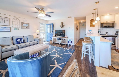 South End Condo | Family-Friendly 3BR/2BA Condo w/Sunset Views Walk to Beach