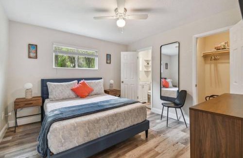 Largo Villa | Family Friendly Beach Escape - Modern Retreat near Beaches - Sleeps 6 - Fast WiFi