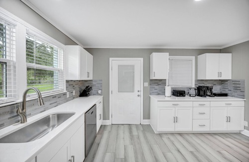 West Columbia House | Family-Friendly Modern 5BR + Workspace + Parking - Near Williams-Brice & DT