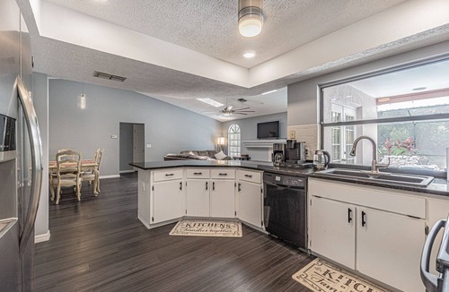 Elfers House | Family friendly pool home/3 bed 2 bath/pet friendly/near Beaches and Tampa