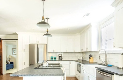 Riverland Terrace House | Family Friendly w/HOT TUB, near DT, Beach & Park