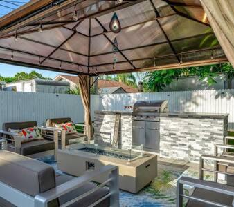St. Petersburg House | Family Fun & Backyard Oasis Hot Tub Games & BBQ