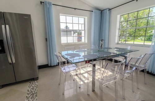 Edgewood House | Family Fun Fort Lauderdale: Pool, Games & Sleeps 10