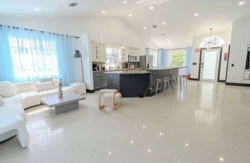 Edgewood House | Family Fun Fort Lauderdale: Pool, Games & Sleeps 10