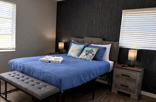 Bayshore Gardens House | Family Fun House Pool and Mini-Golf Sleep 12