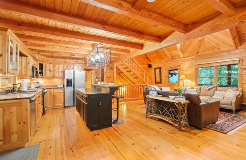 Banner Elk Cabin | Family Fun w/Mystic Glow Jungle KidsSafari Fire Pit Hot Tub Pets Luxe Amenities