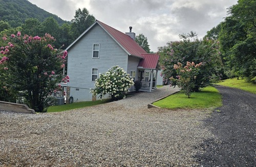 Blairsville Cottage | *FAMILY GETAWAY*Deck/Firepit/HOT TUB & Fireplace