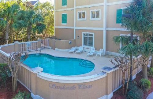 Folly Field Villa | Family Getaway, Walk to Beach, Balcony