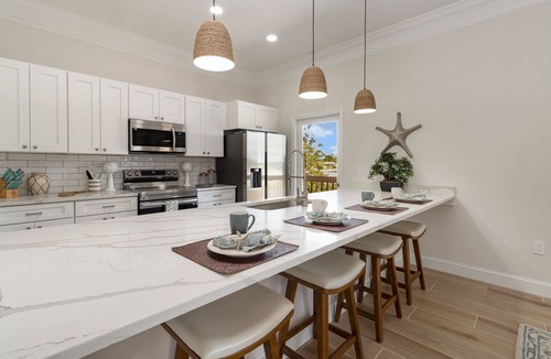 Laurel Condo | Family Guesthouse with Pool Views minutes from Nokomis Beach