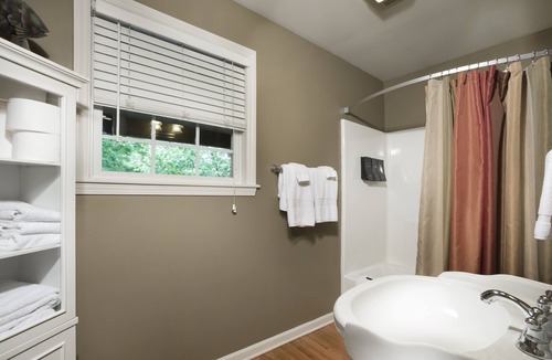 Asheville Cottage | Family & Pet-Friendly Cottage | Fire Pit | Hot Tub | Biltmore Chihuly discount