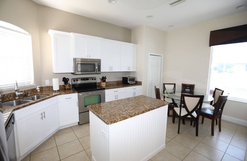 Rotonda Heights House | Family & Pet Spa-Like Stay Heated Pool & Steam Shower , King Bed, 12 min beach!