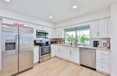 Hollywood Hills House | Family Poolside Palm Retreat with Jacuzzi