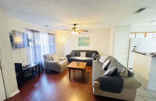 Whitemarsh Island House | Family-sized Home- 5 minutes to Groceries/Restaurants