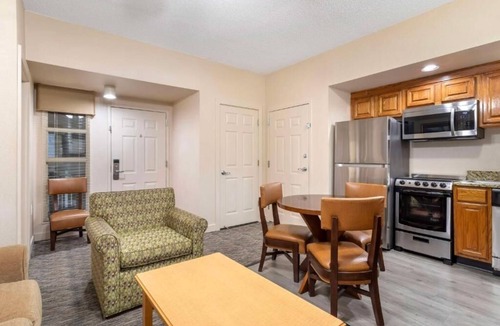 Pittman Center Hotel | Family Suite with BBQ Near Gatlinburg Surrounded by Nature