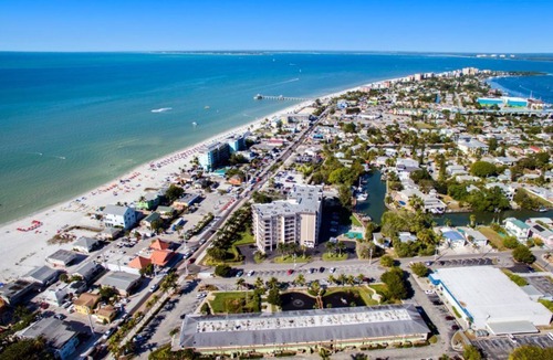 Biggar House | Family Unit, Full Kitchen, Pool, Pets Allowed! Near Dolphin Marina!
