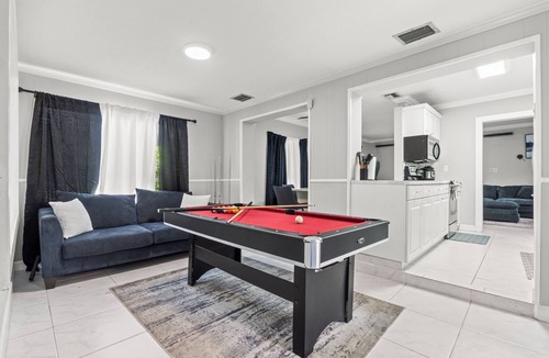 Croissant Park House | Family Vacation Gem: 5 Min to Airport, 15 to Beach
