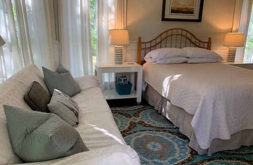 Roseland Bed & Breakfast | Fantastic 1-bedroom bed & breakfast in charming Roseland with AC