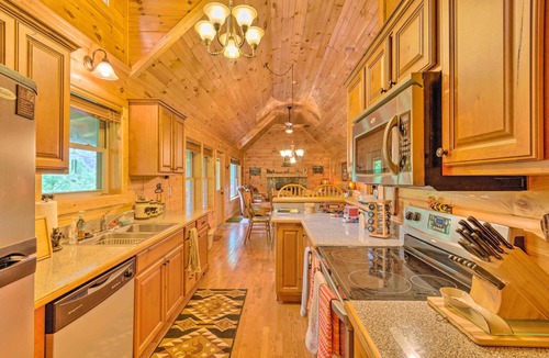 Settlers Ridge Cabin | Fantastic 3-bedroom cabin with AC in welcoming Waynesville