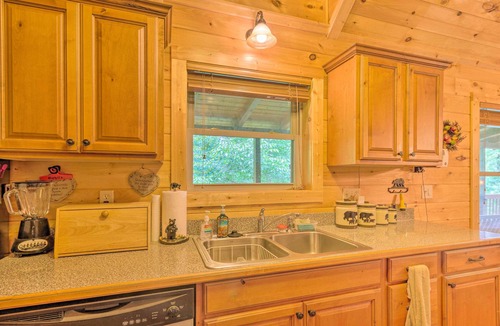 Settlers Ridge Cabin | Fantastic 3-bedroom cabin with AC in welcoming Waynesville