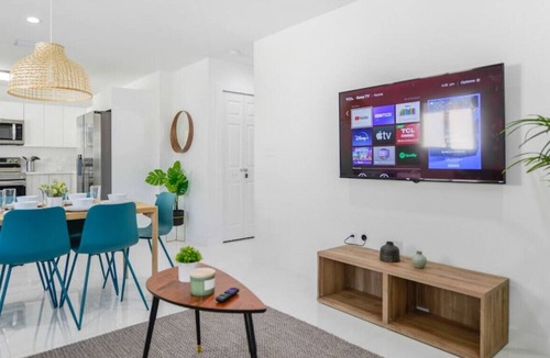 Gladeview House | ★Fantastic Brand New Duplex 3 BR/2 Bathrooms★